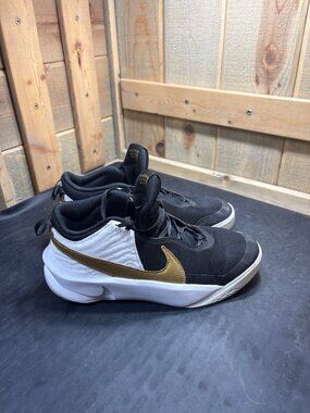 Nike Team Hustle D 10 CW6735-002 Boys Basketball Shoes US 7Y UK 6 EUR 40 Black